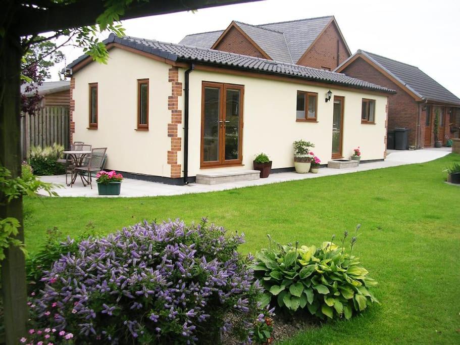 Coastal Garden Lodge Preesall Exterior photo